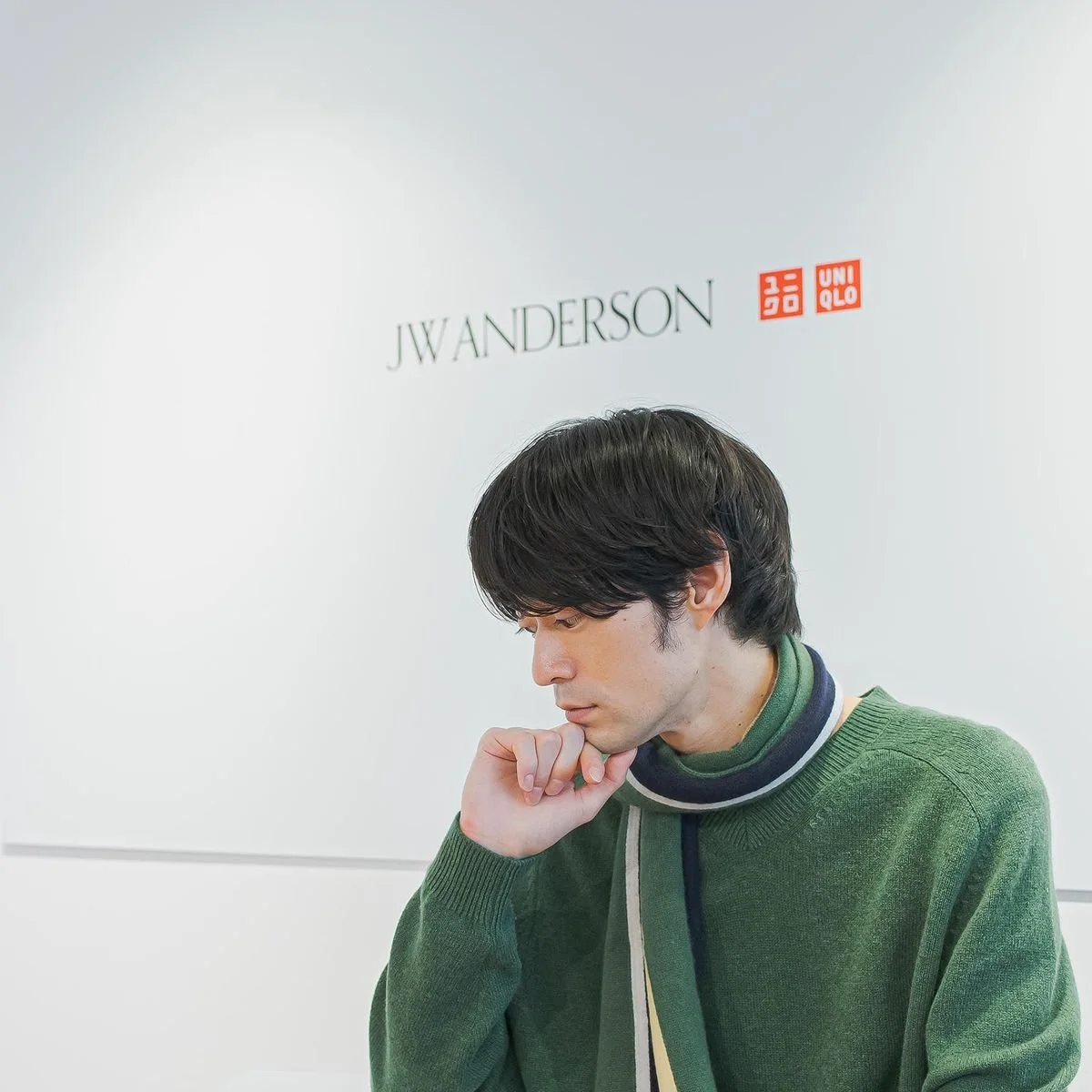【大人のユニクロ】「UNIQLO and JW ANDERSON」新作試着ルポ。今冬のニットは丸首じゃない。浅いVネックが気分です【10月16日発売】