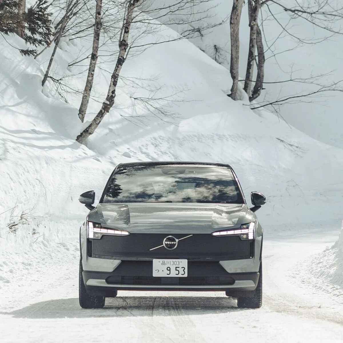 【おしゃれな大人のクルマ選び】EVは雪道にも強いって本当？ ボルボEX30 クロスカントリーで試してみた