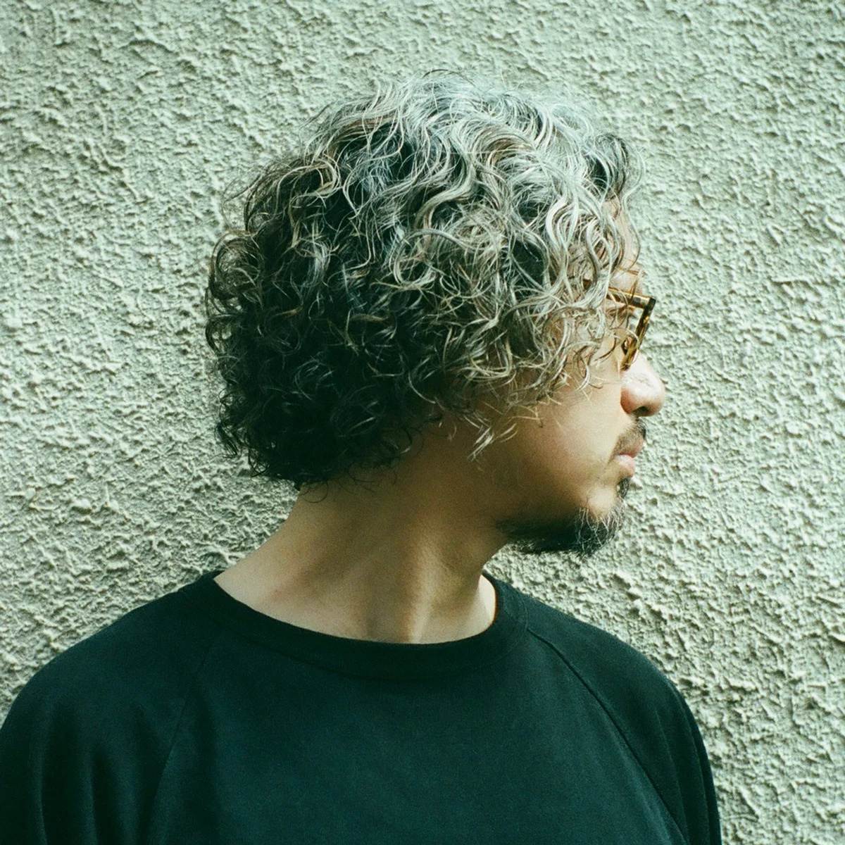 「強めのパーマで存在感を出す」