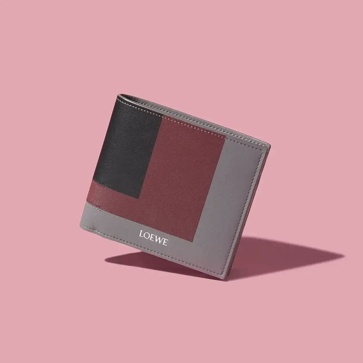【ロエベ】大人が買うべき2025年秋冬の新作財布4選。「パズル」の二つ折りからアーティストコラボのミニ財布まで【LOEWE】