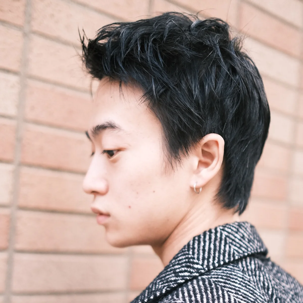 「動きが出にくい直毛には、ザクッとした束感で遊びをプラス」