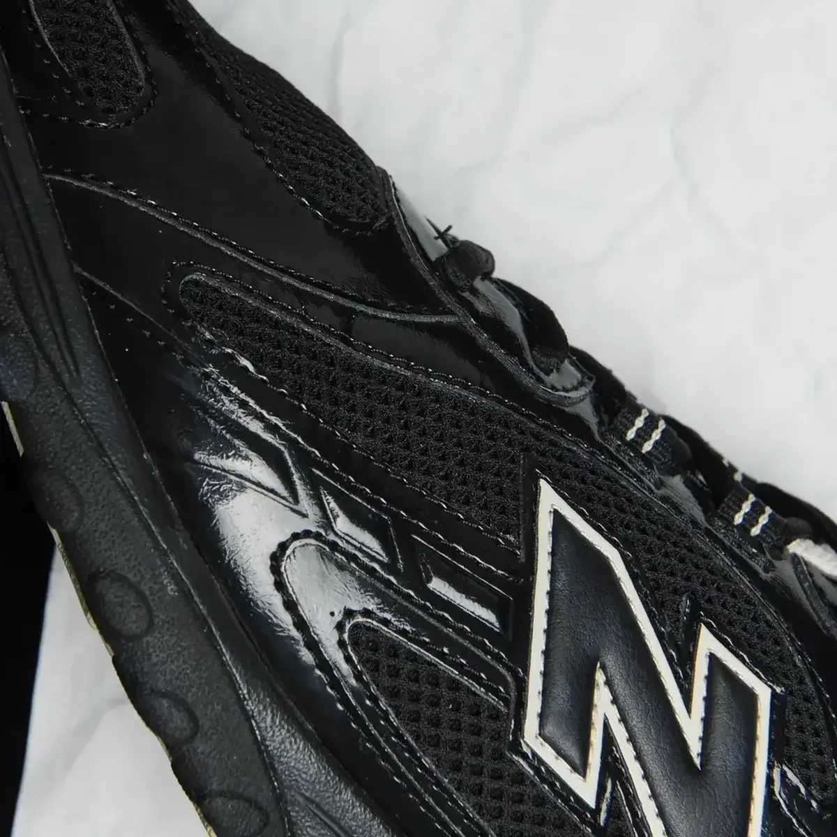 【差がつく大人の黒スニーカー】アディダス「別注サンバ」、ニューバランス「204L」... 買うべき新作5選