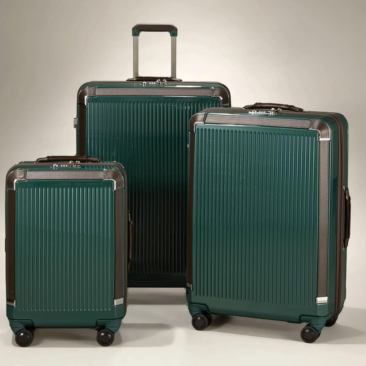 【大人の旅バッグ】機能性抜群の高品質国産スーツケース、プロテカ「プレスティ」に新色ミッドナイトグリーンが登場