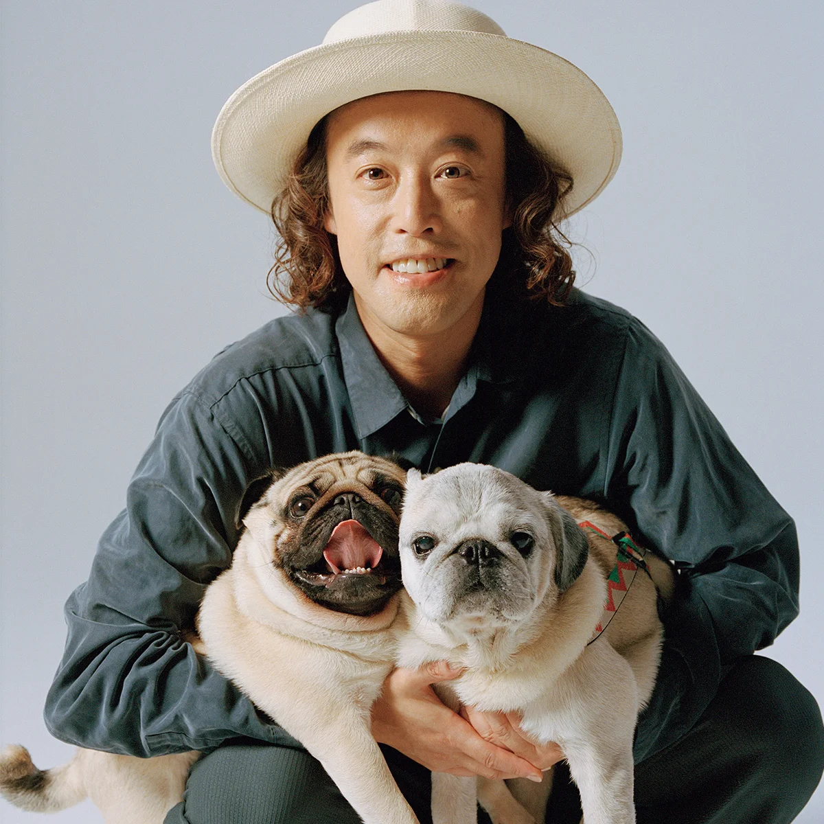 やついいちろうと愛犬・こぶし＆こはだ「普通に考えて犬と暮らしていいことって何一つないんですよ」【犬を愛する男の肖像】