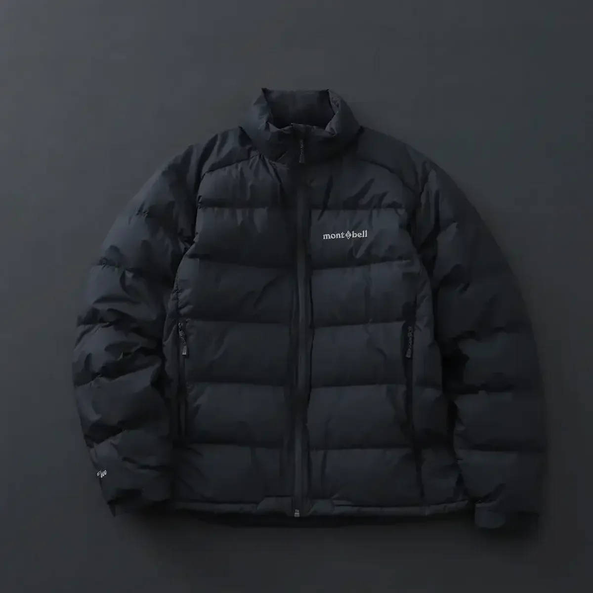 【大人のダウン】モンベル、コム デ ギャルソン・オム... 一番子供っぽく見えない「フード無しの黒ダウン」7選