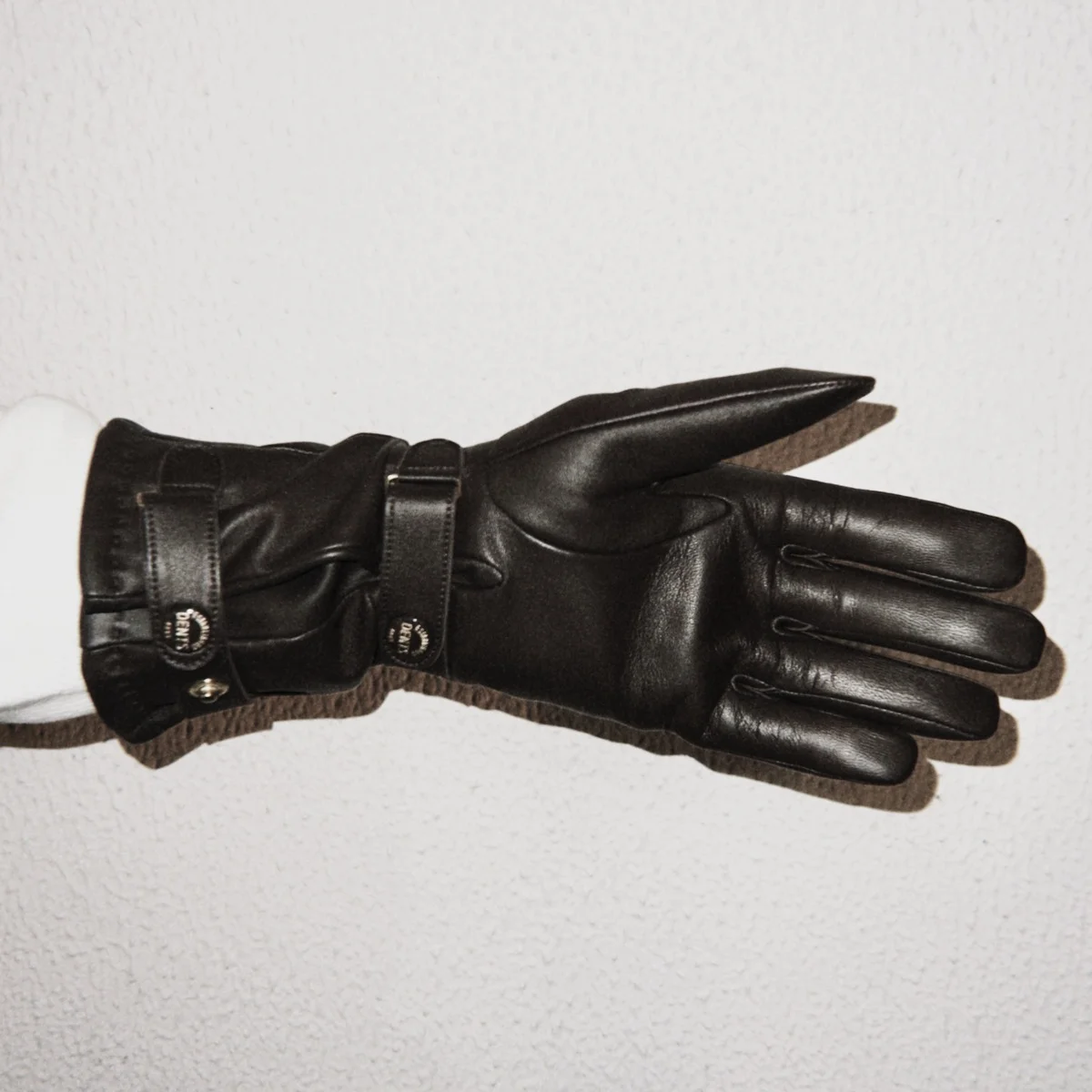 【おしゃれな大人の冬小物】スマホ対応のレザーグローブ＆専用ホルダー。1777年創業「デンツ」×「サンカッケー」が買い