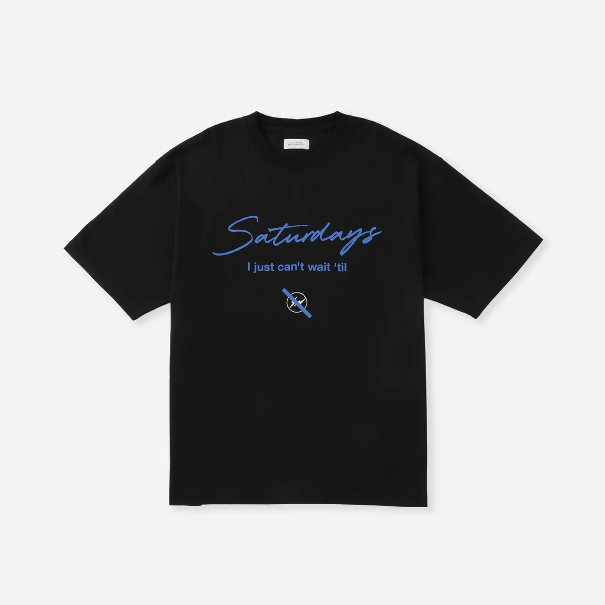サタデーズ ニューヨークシティが「V.A.」に期間限定ストアをオープン。フラグメントとのコラボTシャツやフーディも登場