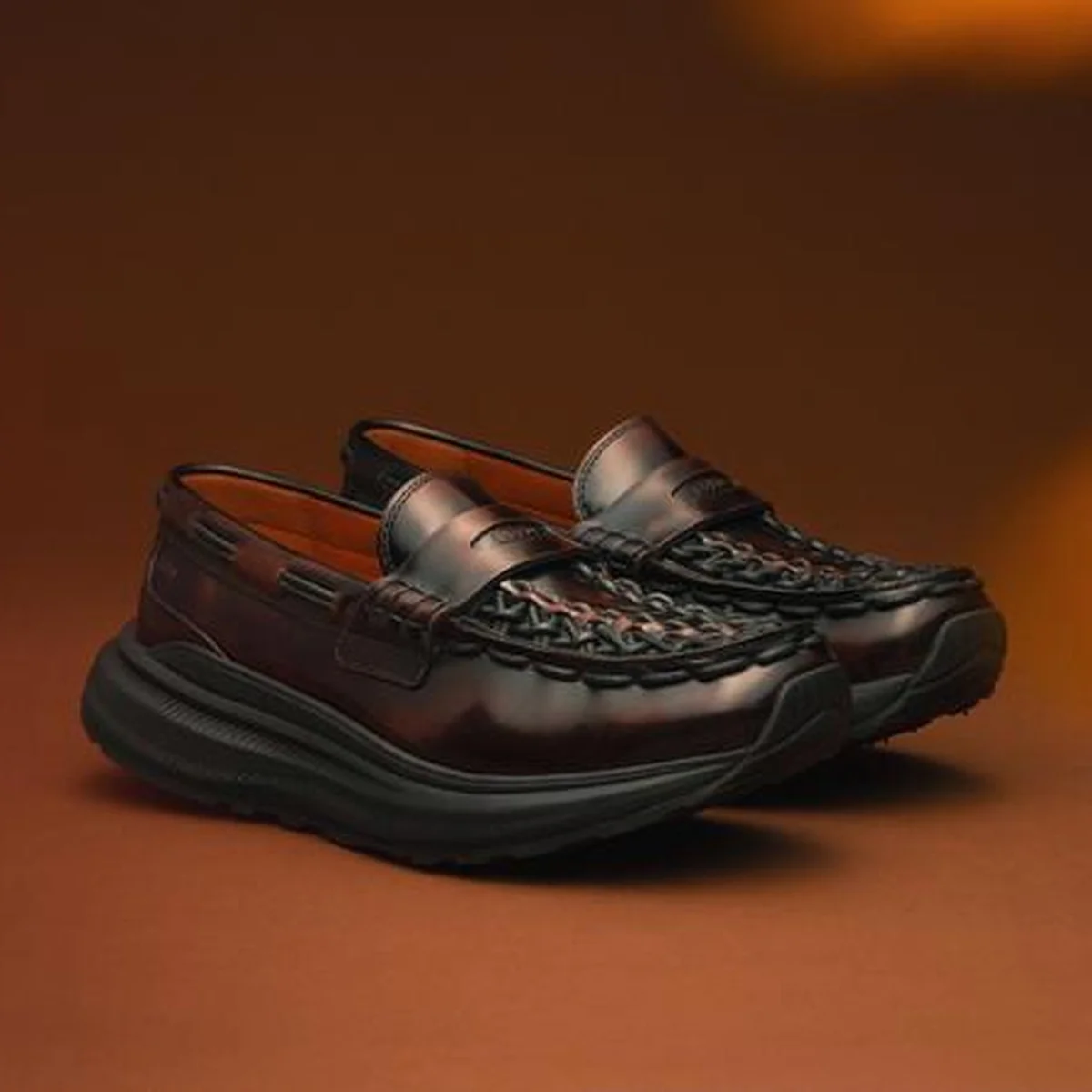 【差がつく大人のローファー】争奪戦必至。ブラックが即完売したキーンの「ユニーク ローファー WK」新色が12月18日緊急発売