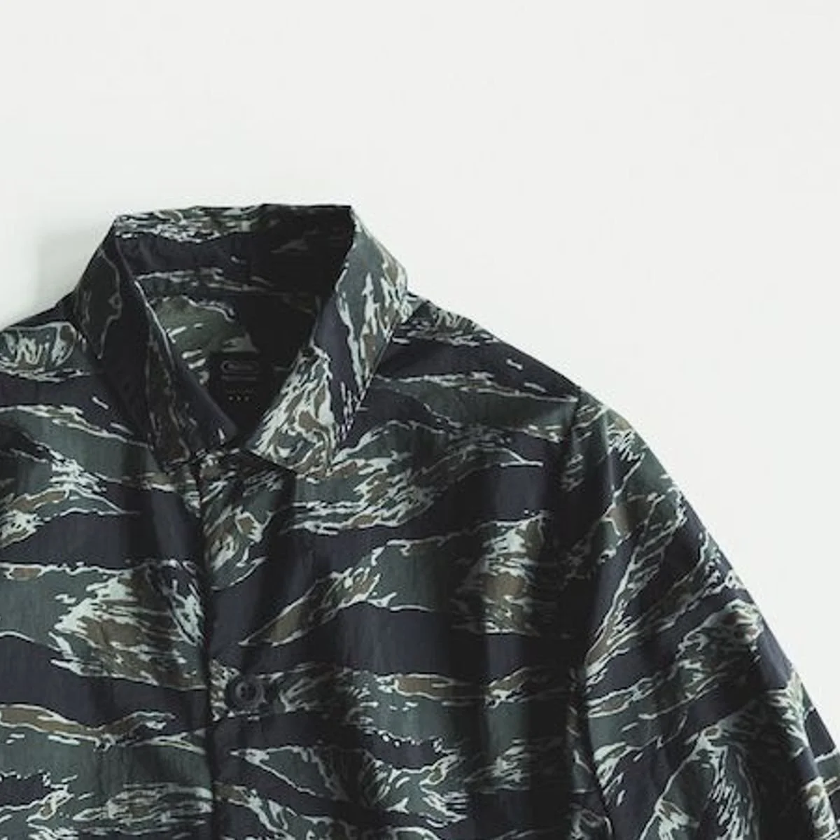 【差がつく大人の機能服】完売間近。まさかのタイガー柄、ビームスがテアトラに別注したシャツ＆パンツを狙い撃ち！