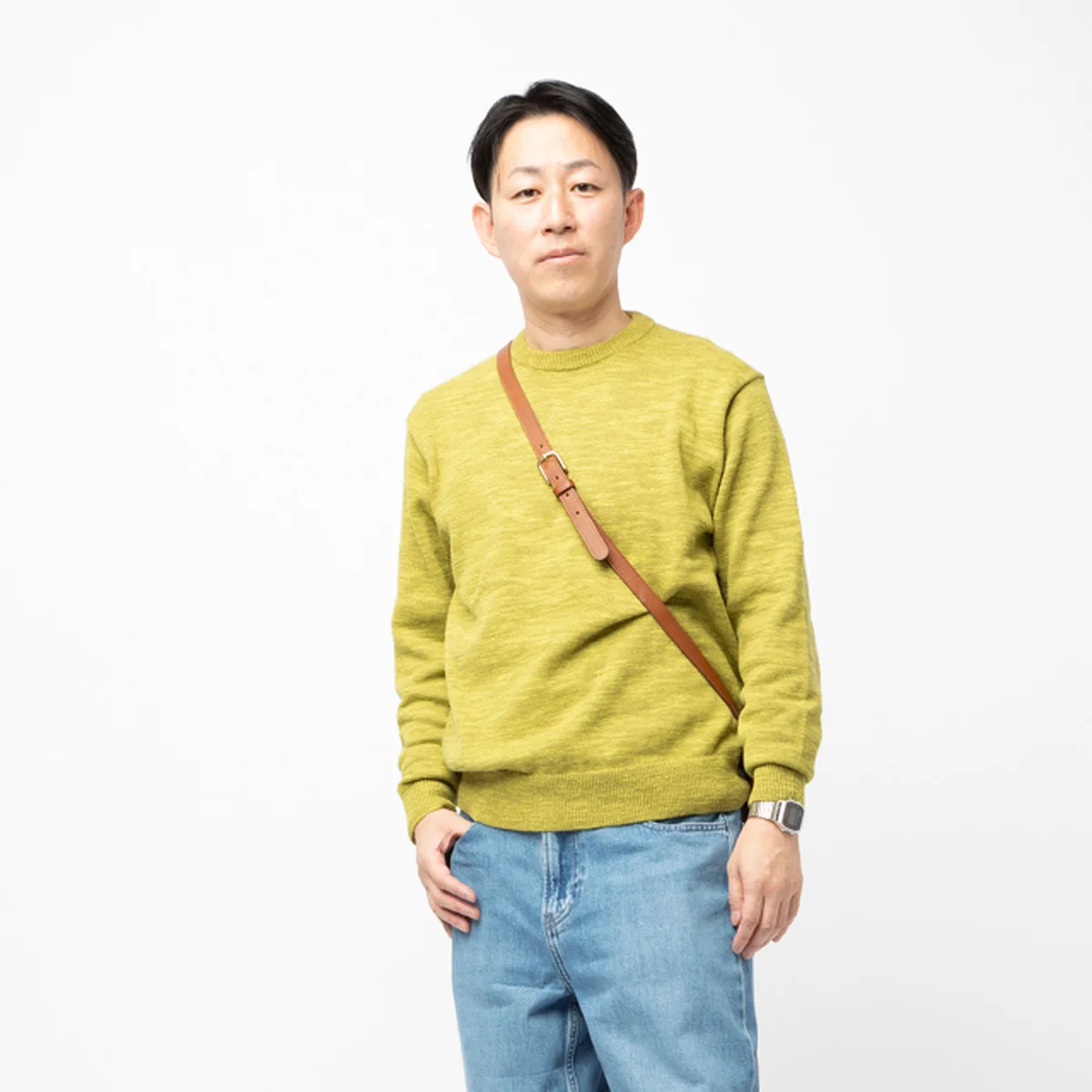 イエローのニットがブルーデニムと好相性