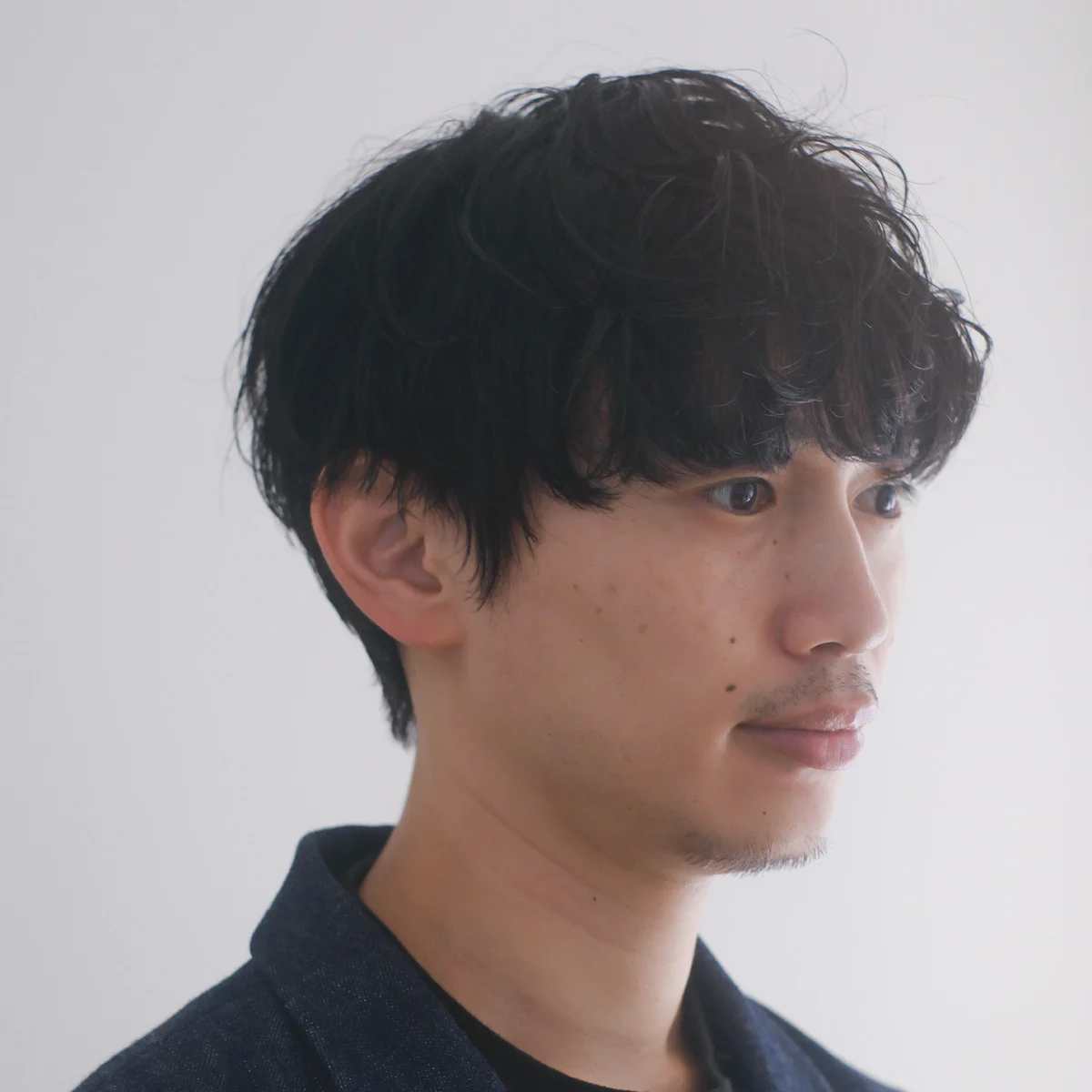 「前髪のカールで知的な色気を演出」