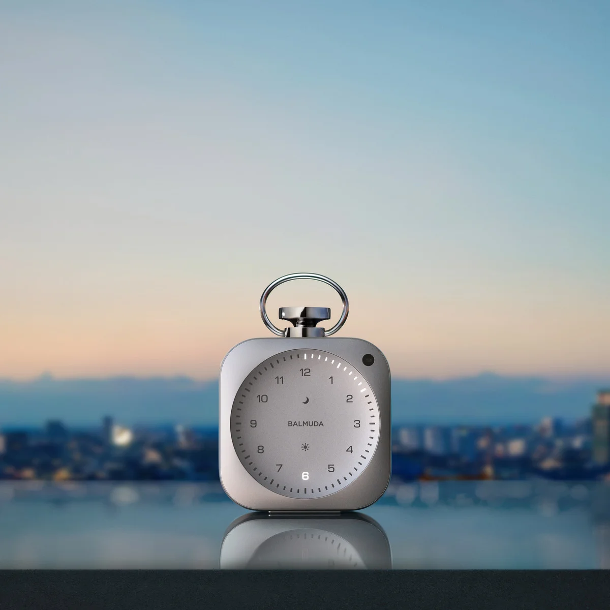 【バルミューダ】新作は“針のない置き時計”。光で時を感じる「The Clock」