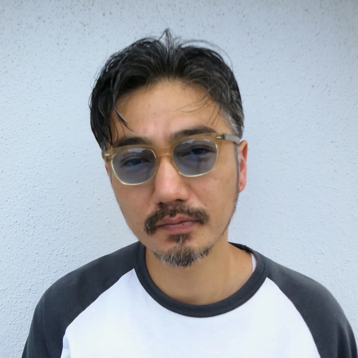 「グレイヘアは毛流れできれいに見せる」