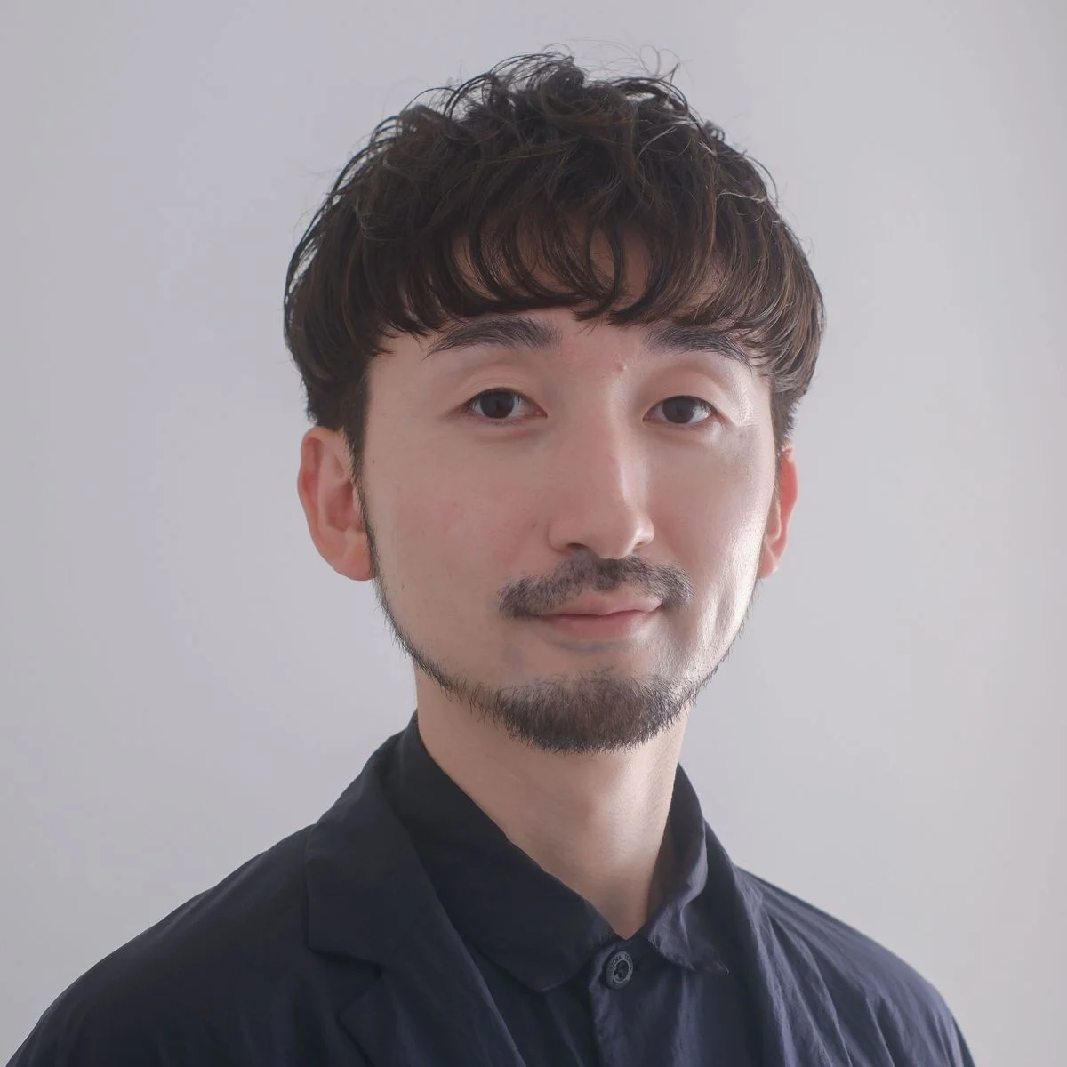 膨らみやすい直毛も、すっきりと。自然なカールで印象を変える
