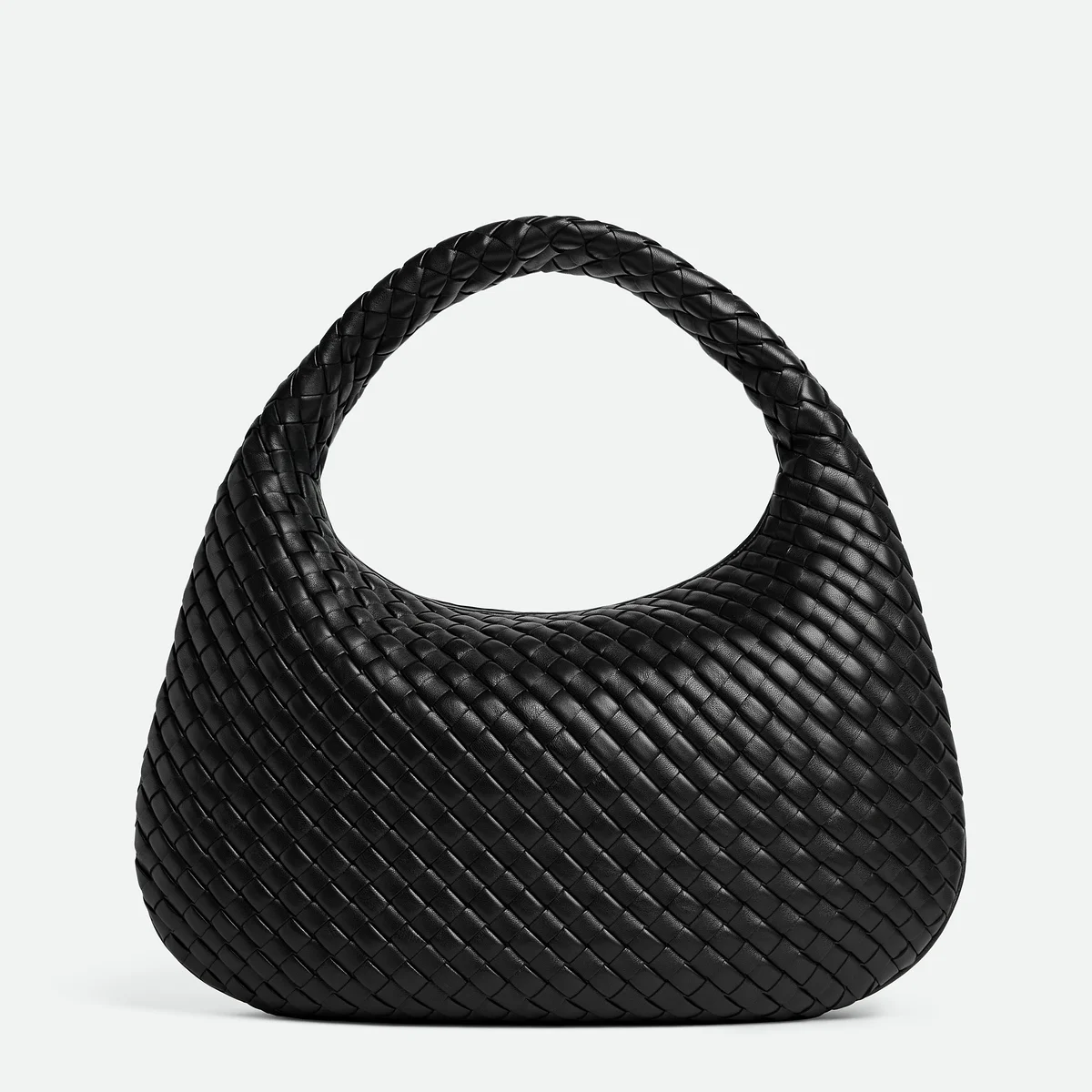 【ボッテガ・ヴェネタ】進化した名作バッグ「ヴェネタ」。メンズにおすすめはラージサイズの「マキシ ヴェネタ」【BOTTEGA VENETA】