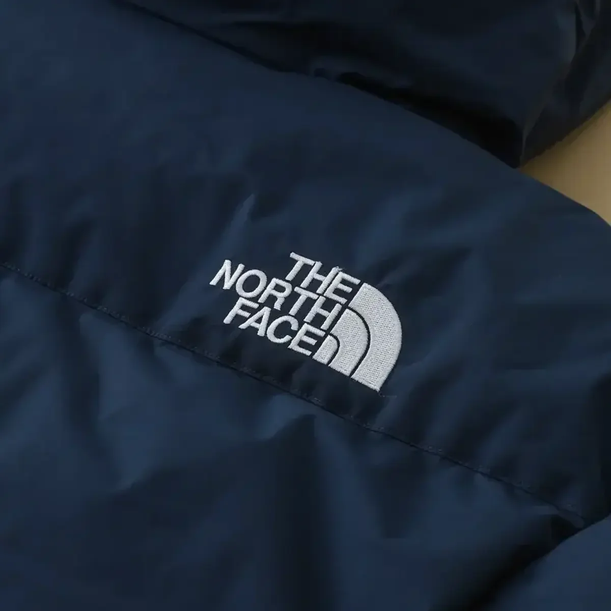 【大人のダウン】ザ・ノース・フェイス、アークテリクス... 黒より好感度抜群。2025年冬に買うべき「ネイビーダウン」6選