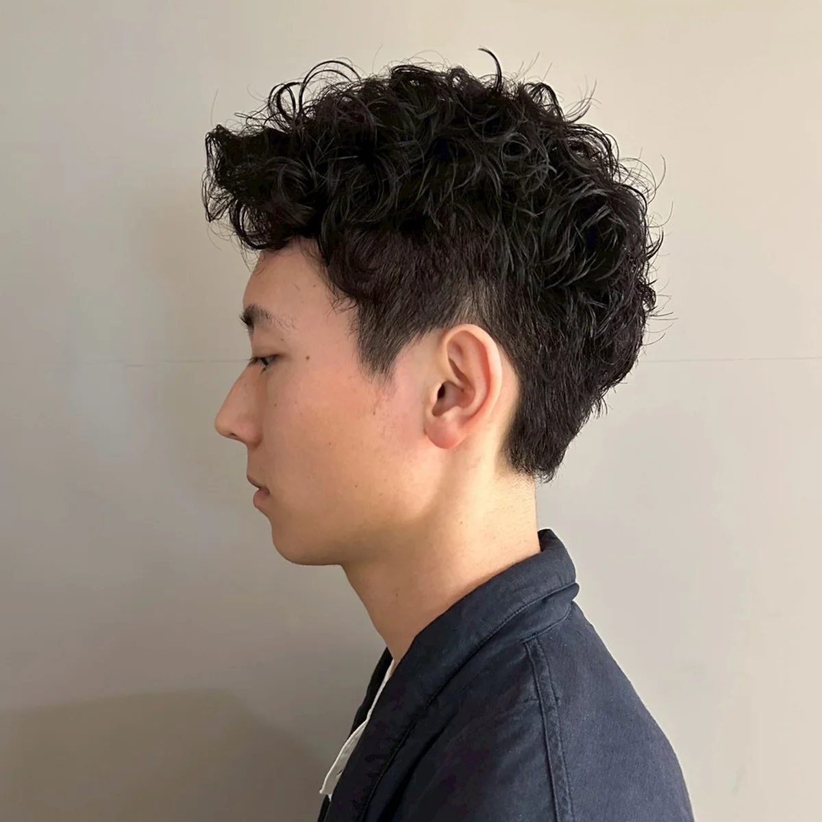 「直毛で硬い髪はパーマで柔らかく見せる」