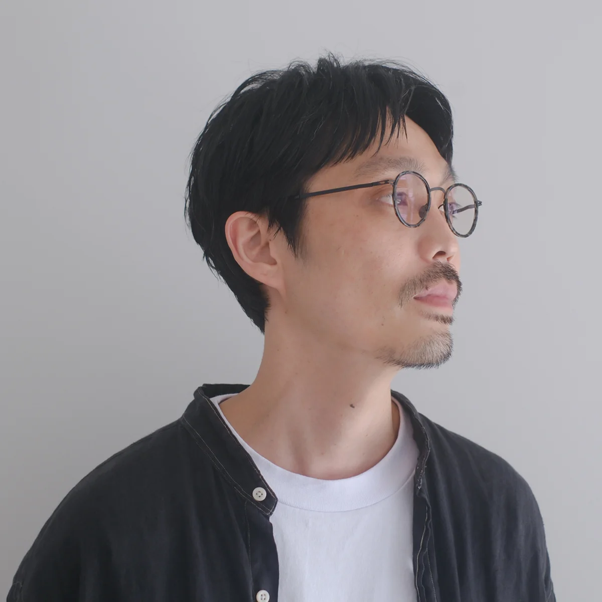 「短髪でも大人にふさわしい品を演出」