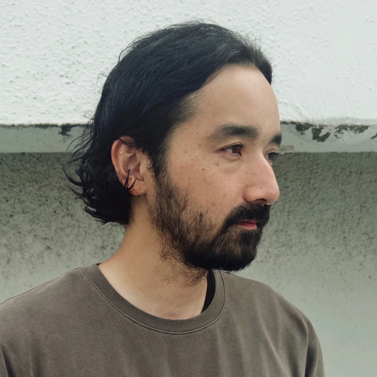 「くせ毛と長さのバランスで洒落たスタイルに」