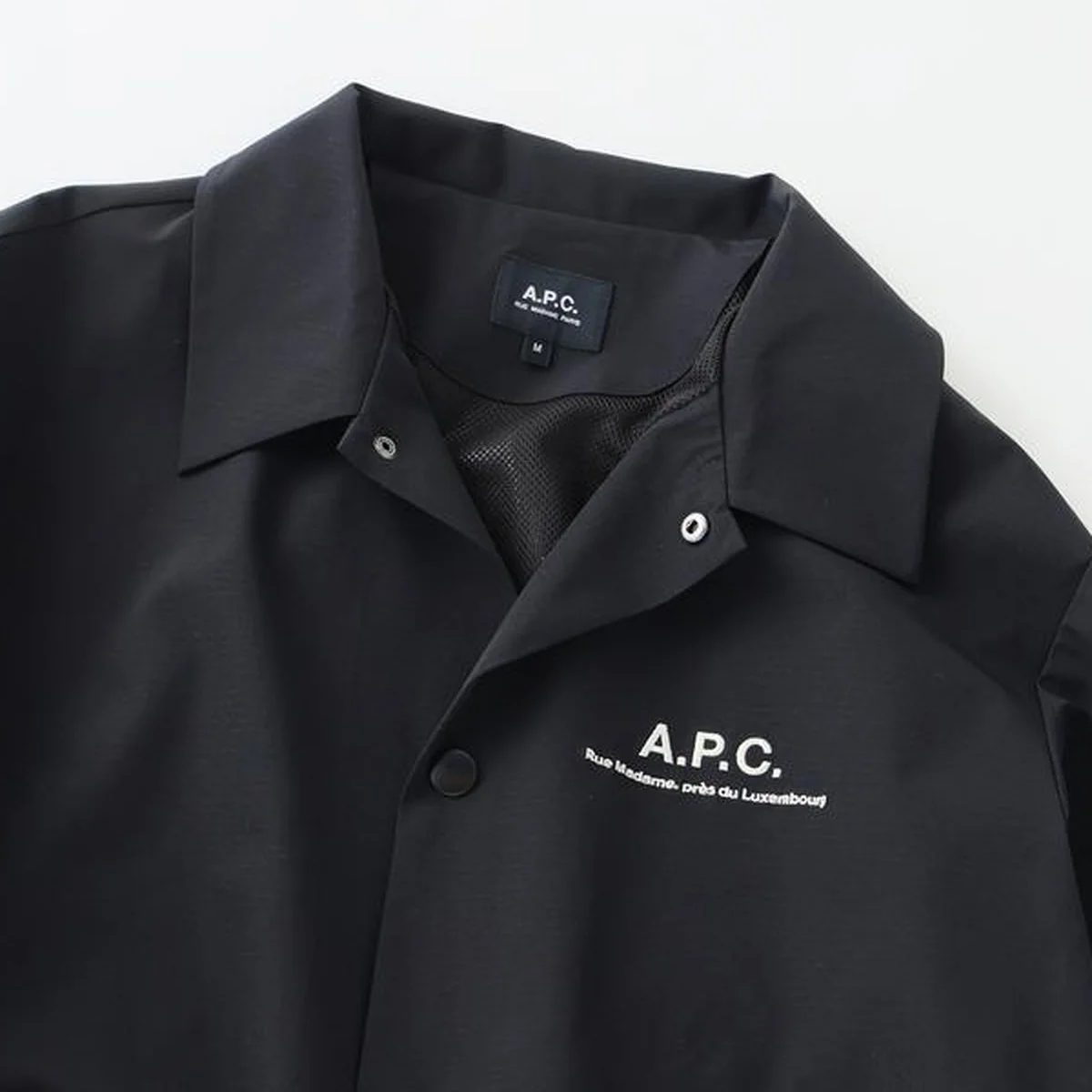 【差がつく大人の黒アウター】「A.P.C.」の定番ブルゾンが「ジャーナル スタンダード レリューム」別注で軽快かつ上品に