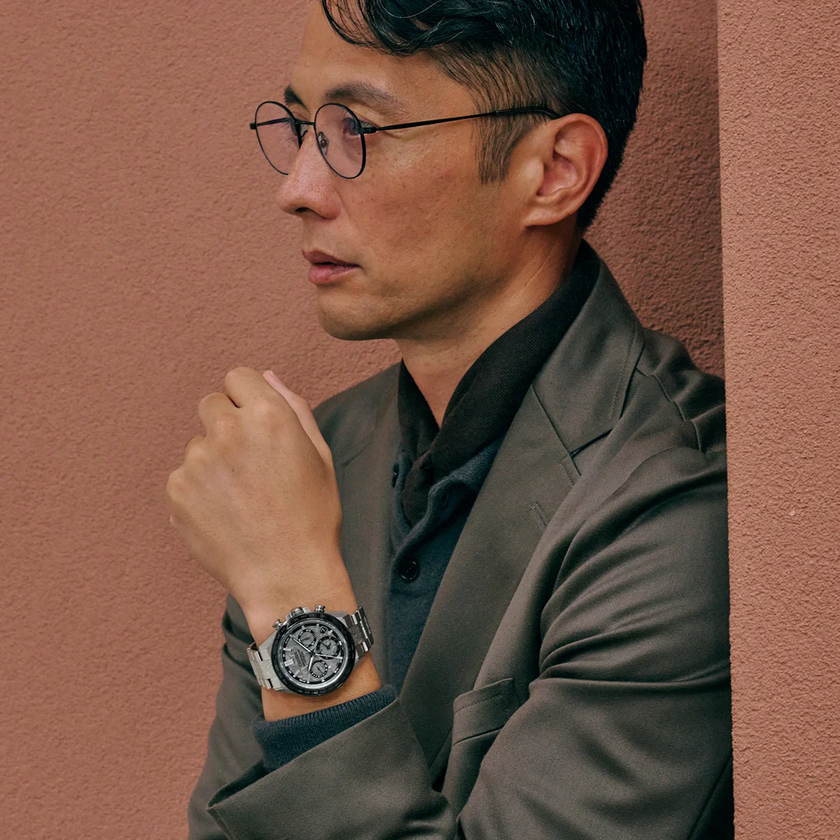 時計も服も「スタンダード」は止まらず、進化していく。〈シチズン〉アテッサと名品のペアリング。