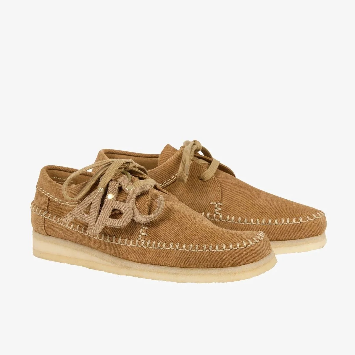 【A.P.C. × クラークス】名品「デザートブーツ」と「ウィーバー」を再解釈。秋冬に履きたい上品レザーシューズ