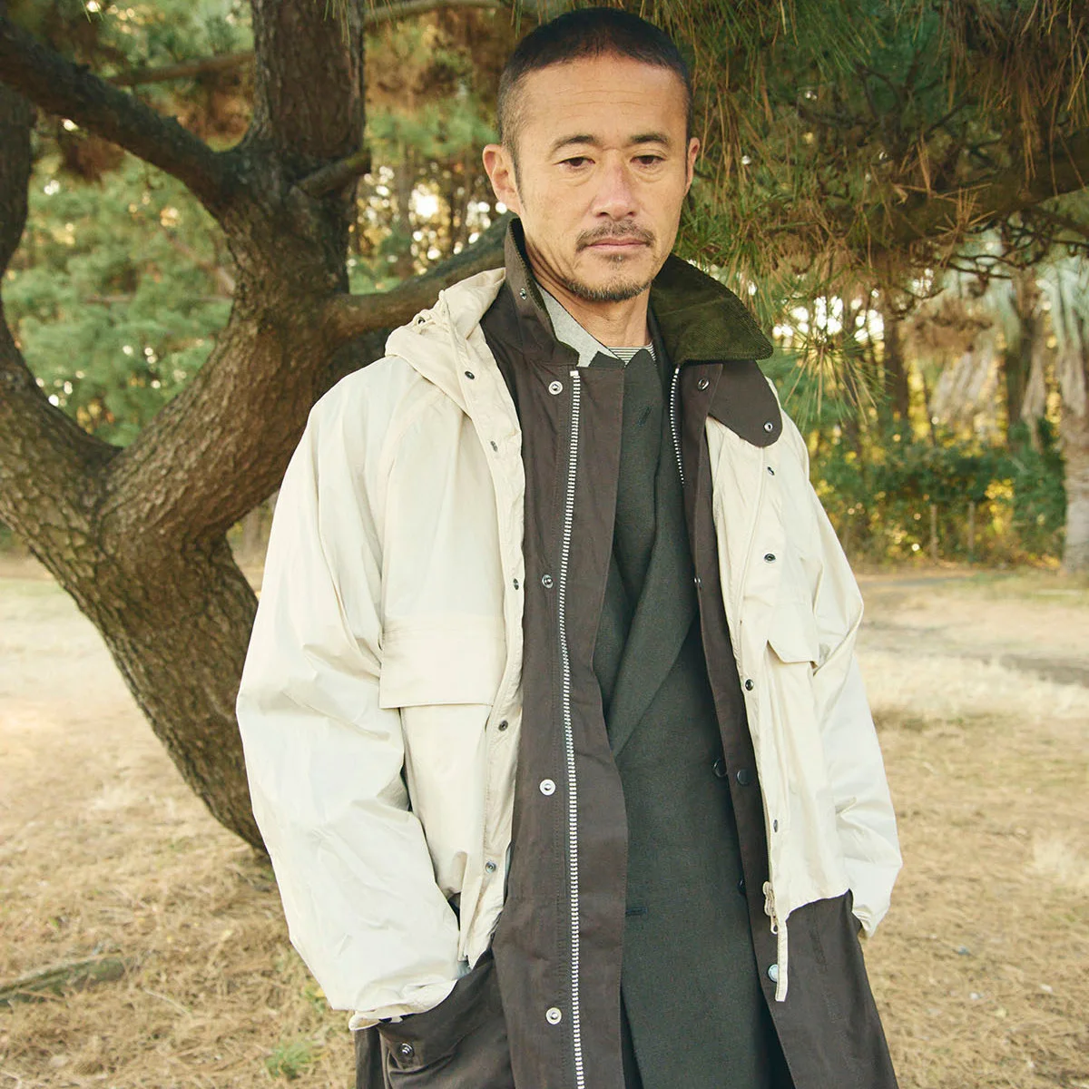 【差がつく大人のバブアー】完売必至の「キャプテン サンシャイン」コラボ第三弾。2-in-1仕様でアレンジ多彩な2型の春アウターに注目 