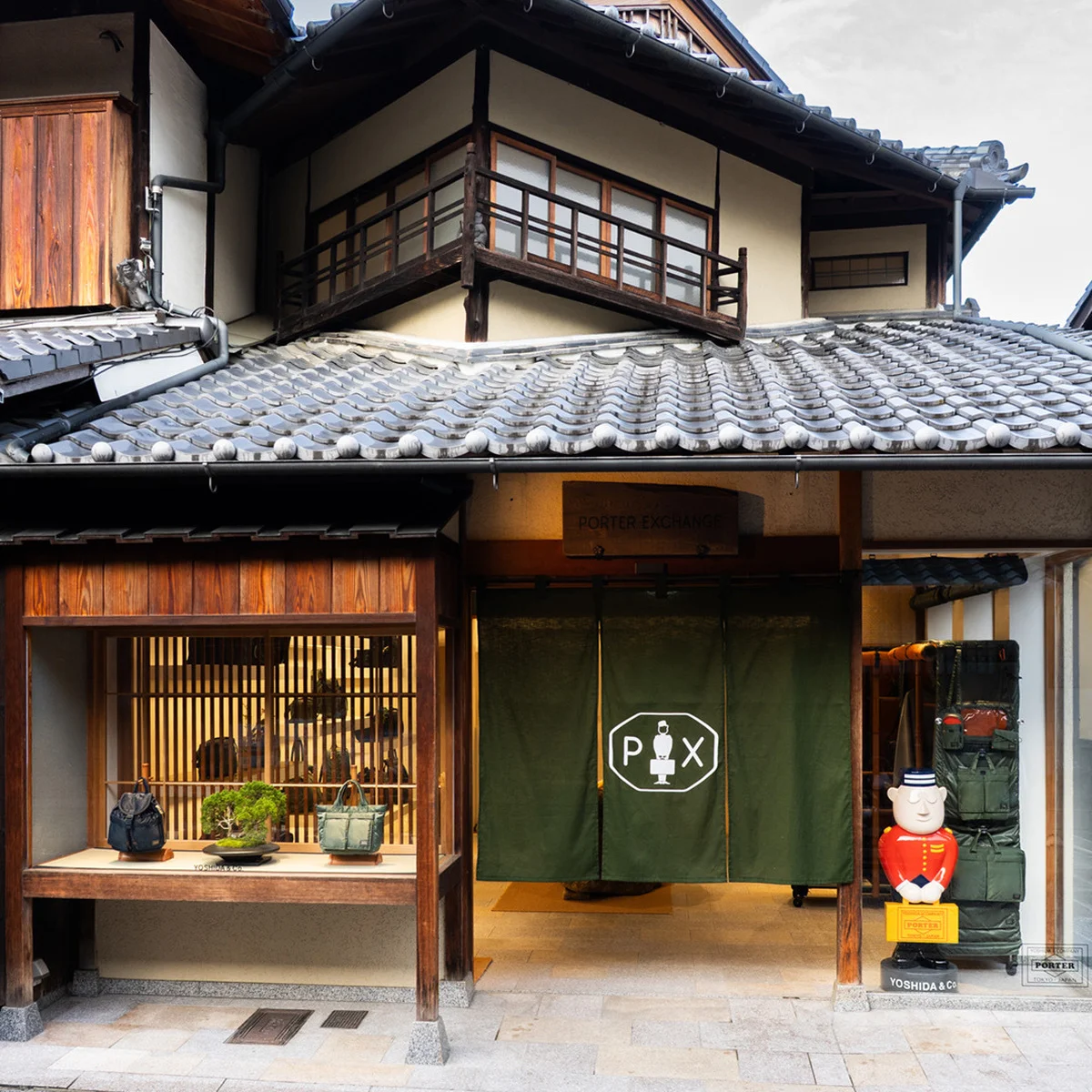【大人の吉田カバン】京都・二年坂に特別なタンカーに出会える新店舗「PORTER EXCHANGE 京都」がオープン