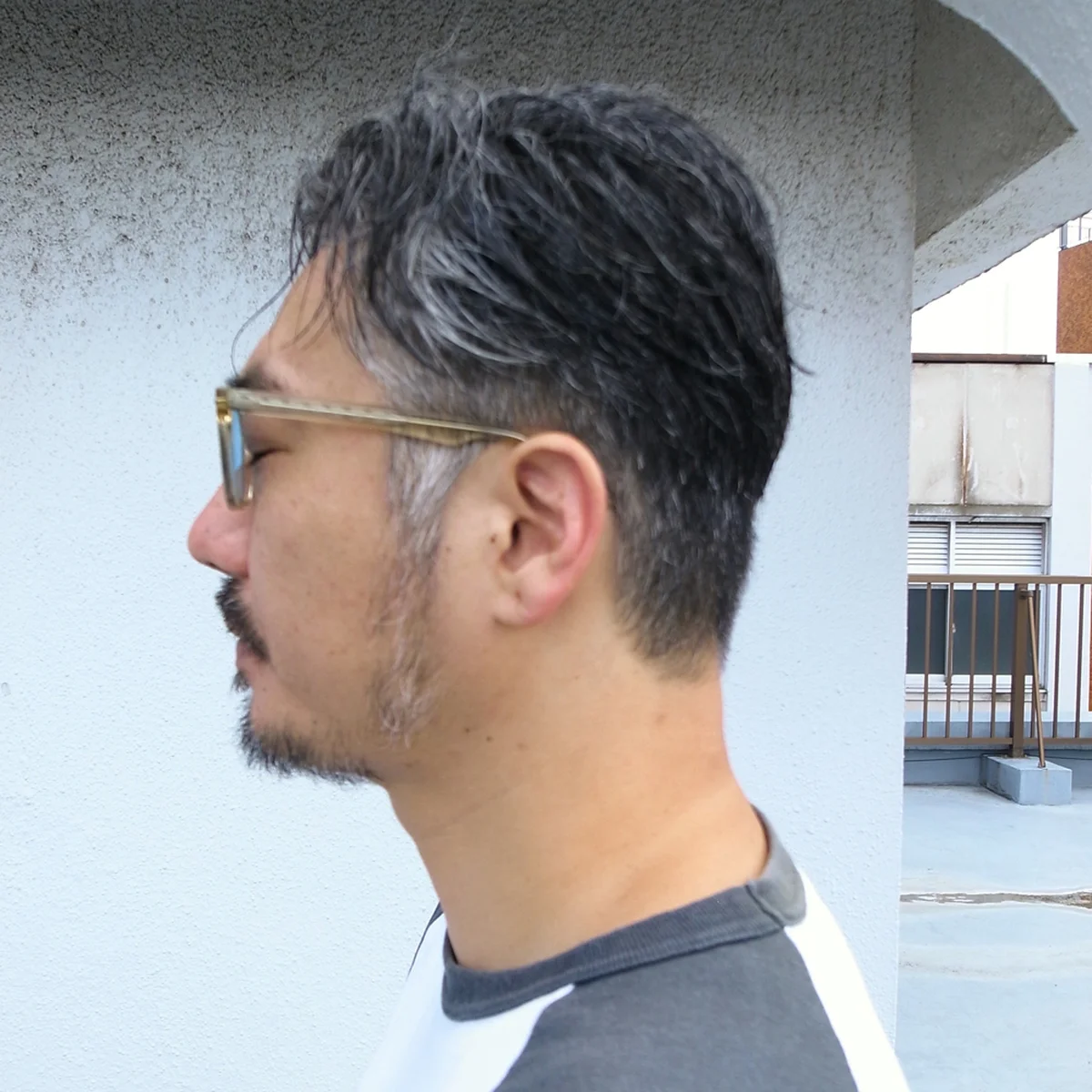 「グレイヘアは毛流れできれいに見せる」