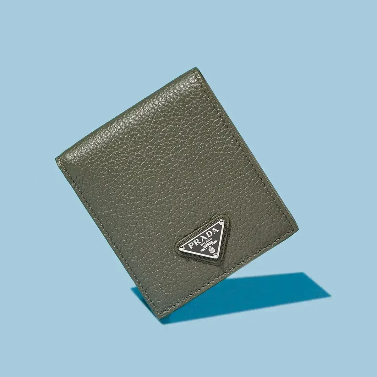 【プラダの財布】注目は日本限定色の二つ折り。2026年最初に大人が買うべき新作3選【PRADA】