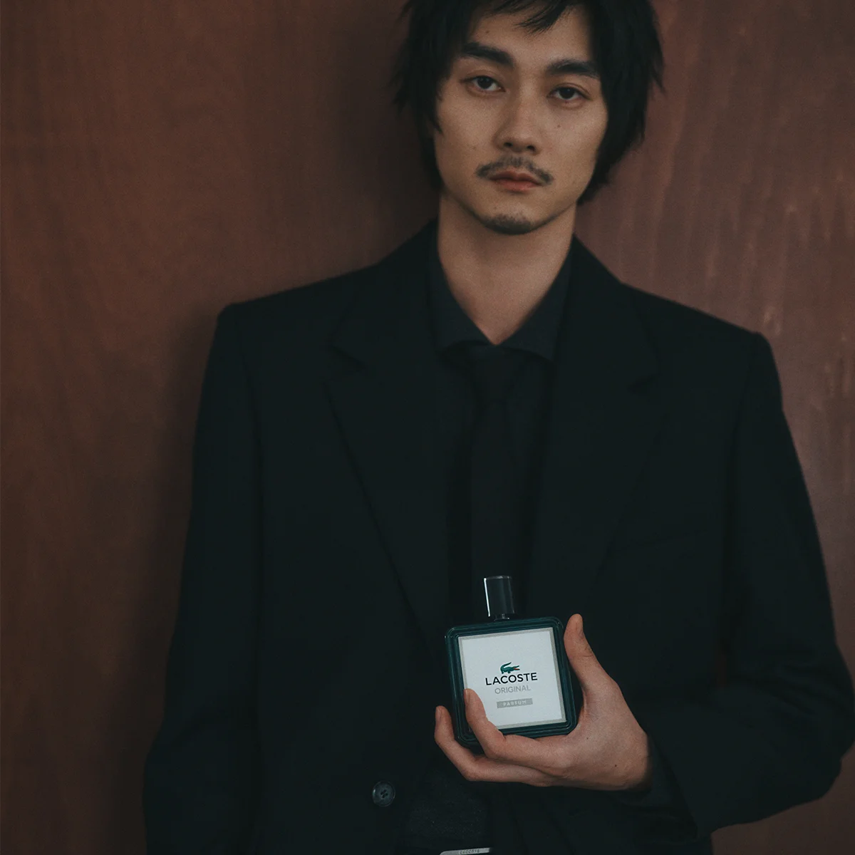 【LACOSTE】栁俊太郎が纏う香り。ラコステ オリジナル パルファムでナイトシーンに大人の奥行きを