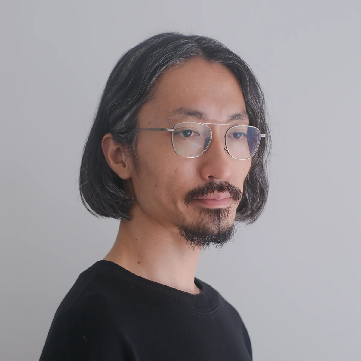 「パサつく白髪を品よくまとめる」