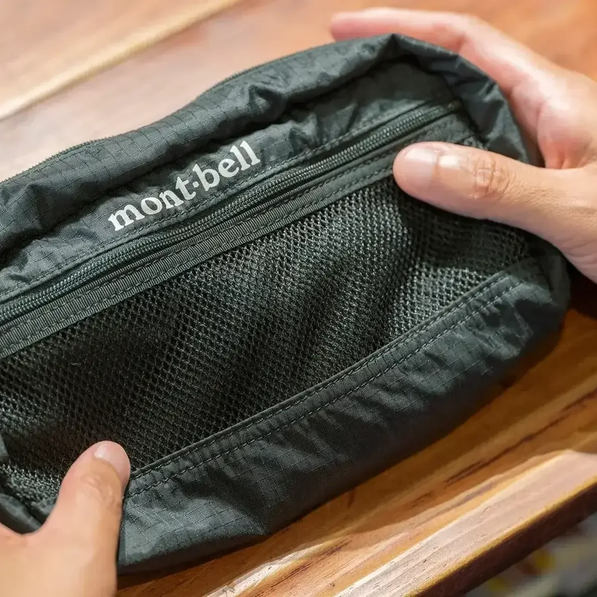 【おしゃれな大人の愛用モンベル3選】黒ポーチから折りたたみ傘まで。手放せなくなる名品まとめ