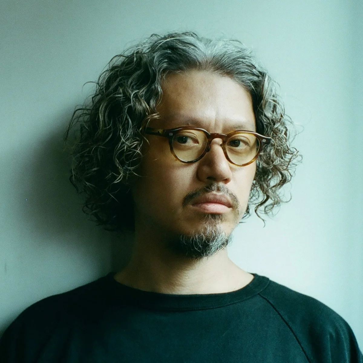 「強めのパーマで存在感を出す」