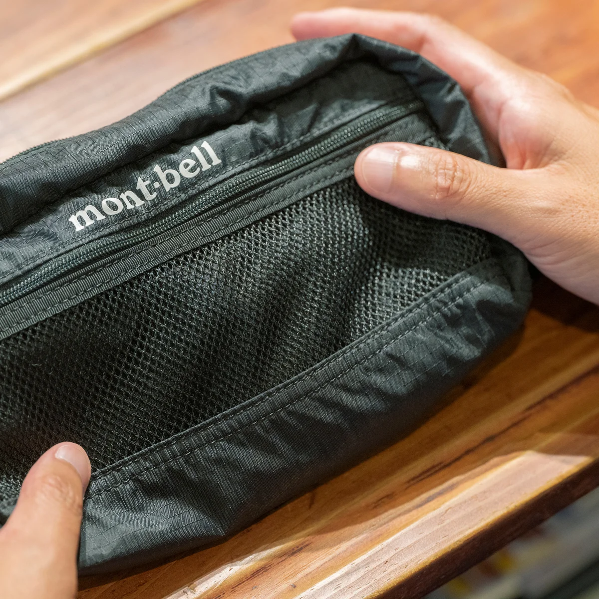 【おしゃれな大人の愛用品】使い道は無限。「モンベル」の黒ポーチを買い足し続ける理由【買ってよかった】