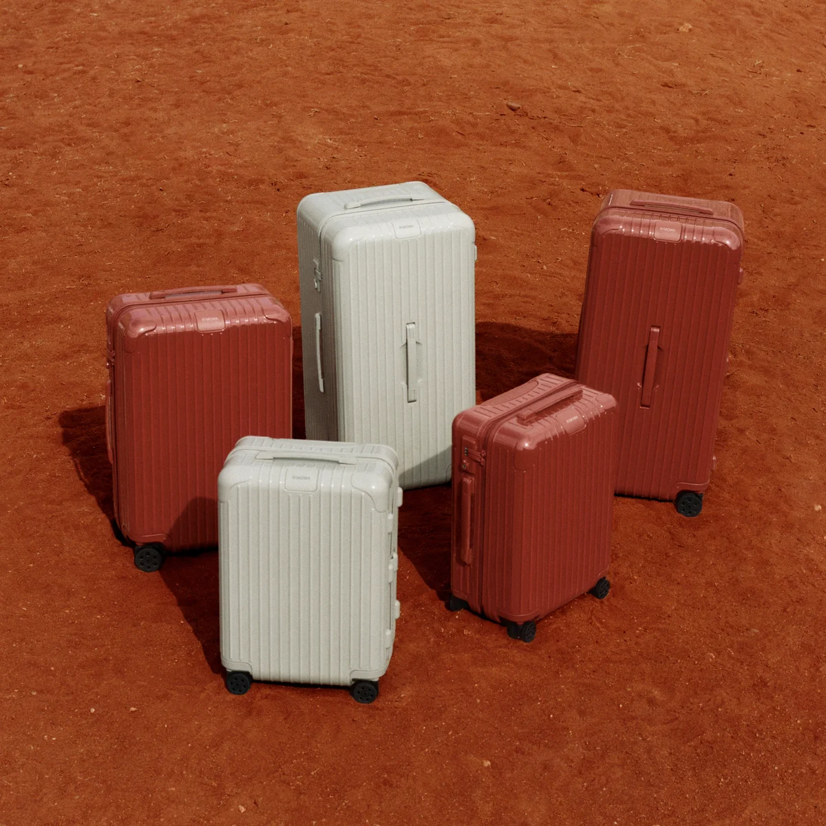 【差がつく大人のリモワ】人気の定番キャリーケース「エッセンシャル」に新色登場。「テラコッタ」と「クレイ」が11月13日（木）より発売