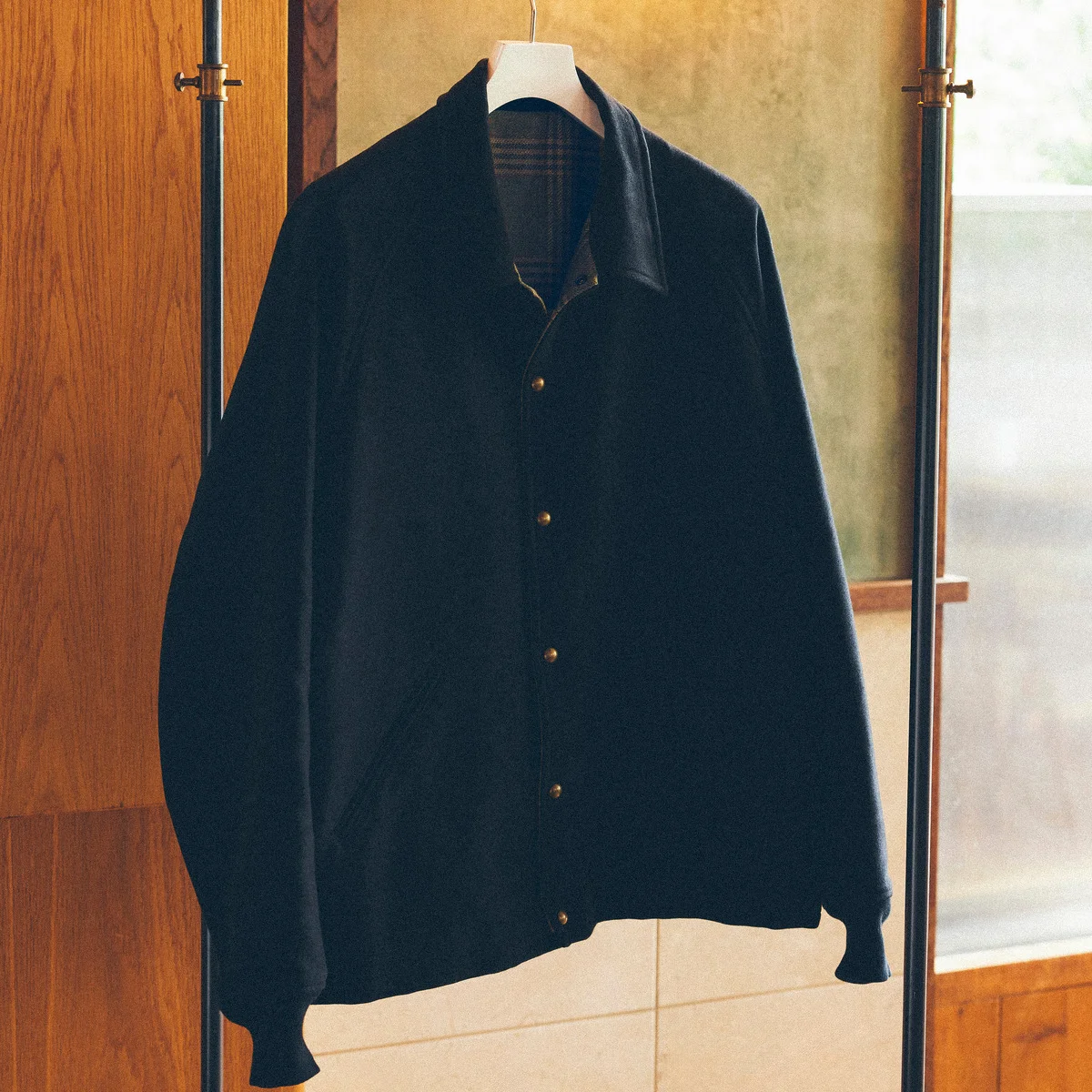 【即完売必至の別注アウター】大人が買うべき「アプレッセ for ビオトープ」の上品コーチジャケット