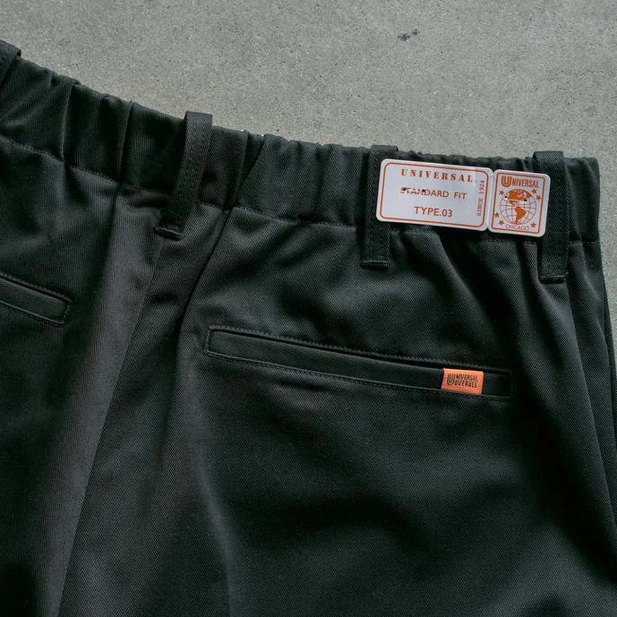 【大人のワークパンツ】1万円で買える「ユニバーサルオーバーオール」の新定番。黒とカーキ、両方欲しい！