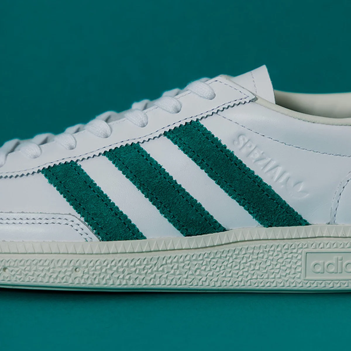 【差がつく大人のアディダス】春は白スニーカーが正解。アーバンリサーチ ドアーズ別注「ハンドボール スペツィアル」に注目