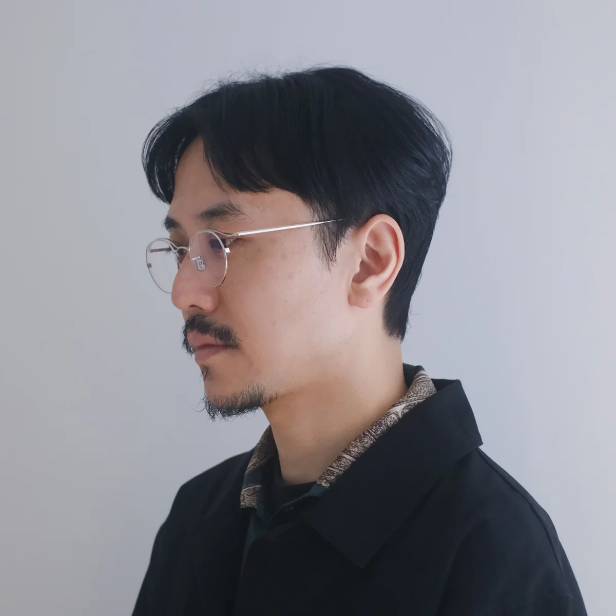 「ぺたっとしやすい前髪を、立ち上げて大人な表情に」