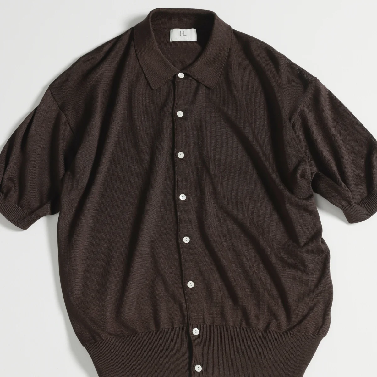 HERILLのシルクニットポロシャツ