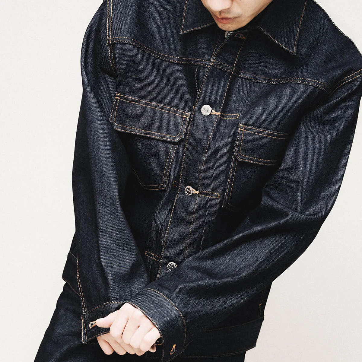 【差がつく大人の春デニム】「アー・ペー・セー」にフリークス ストアが別注。クリーンなリジットデニムのジャケット＆ジーンズ 