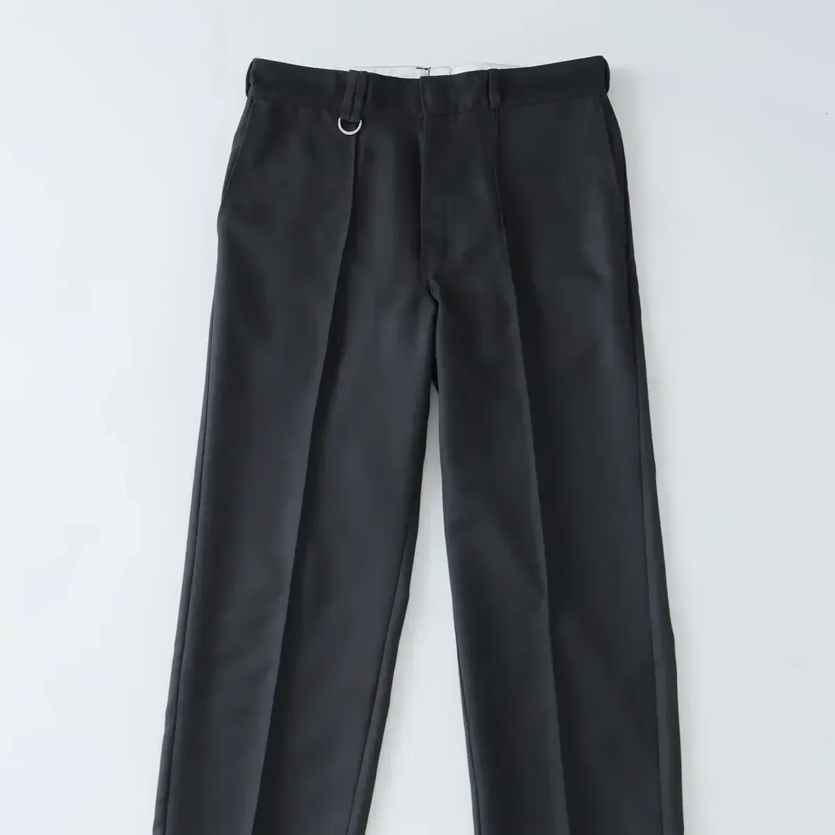 1位は『【大人のディッキーズ】ワークパンツとスラックスのいいとこどり「ジャーナル スタンダード レリューム」別注が買い！』【週間人気記事BEST5】