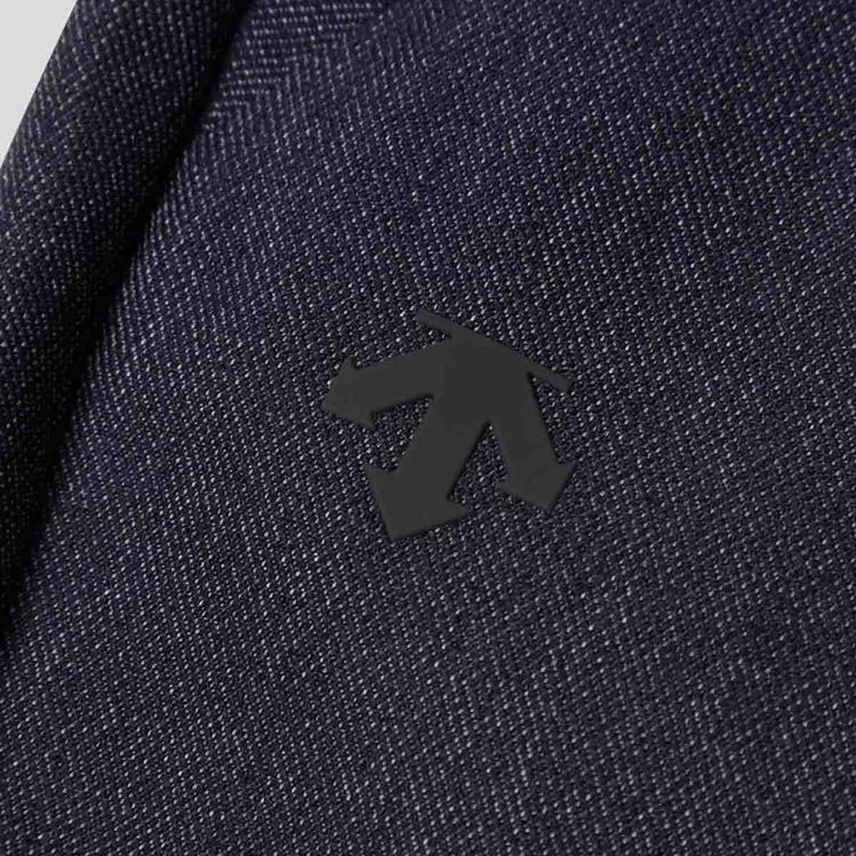 【デニムを超えたデニム】きれいめなルックス、撥水性を備えたテック素材。「デサント オルテライン アイオー」の新シリーズがすごい！