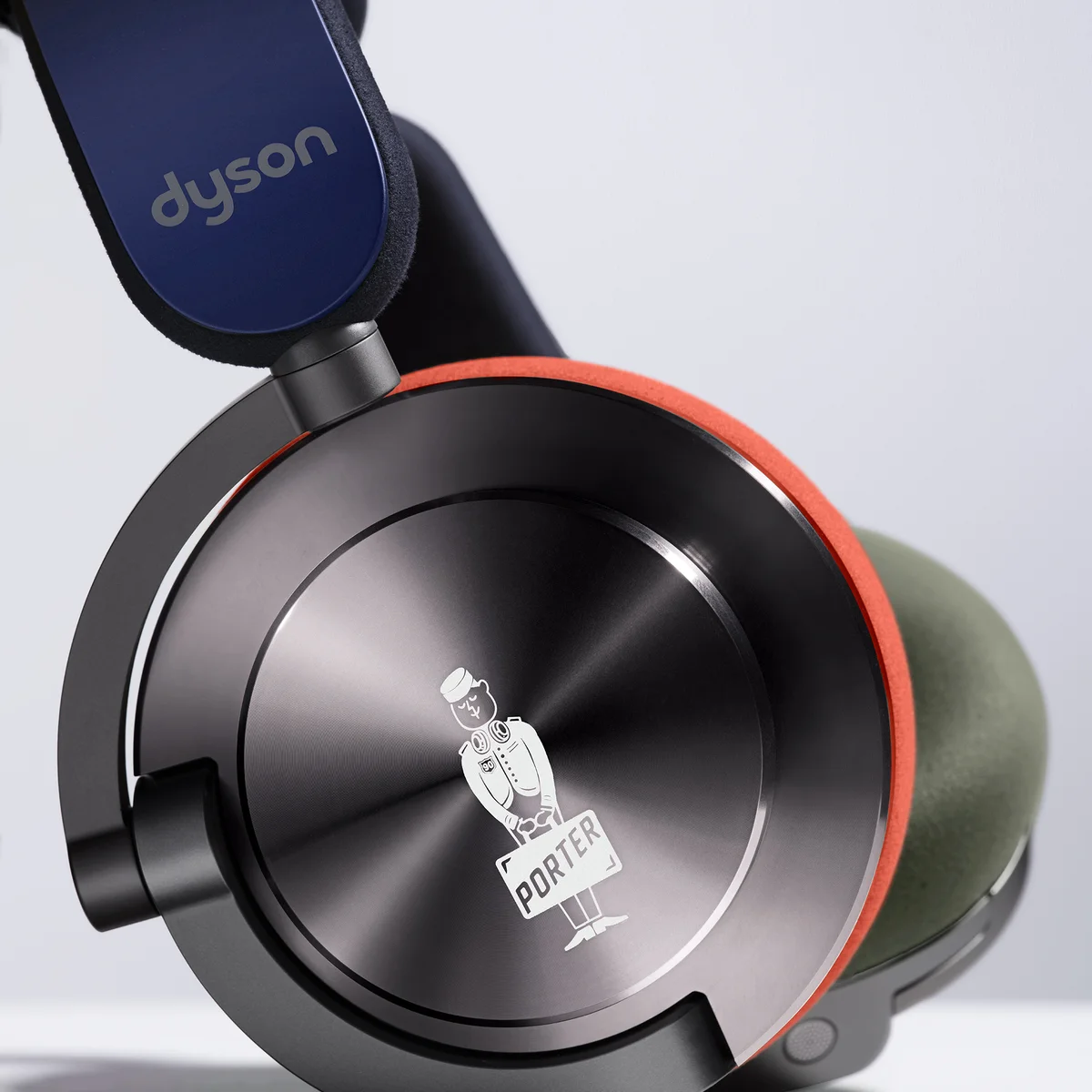 【ポーターとダイソンがまさかのコラボ】吉田カバン90周年の最終兵器。完売必至の世界380セット限定ヘッドホン＆ショルダーバッグ