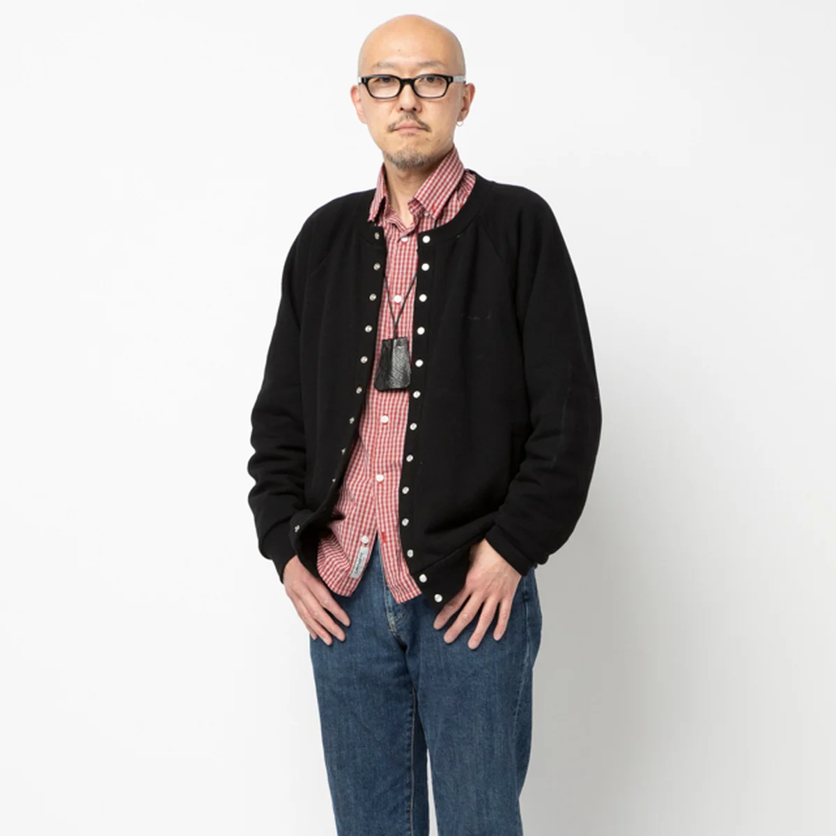 季節の変わり目の定番スタイルは「カーディガン×シャツ」