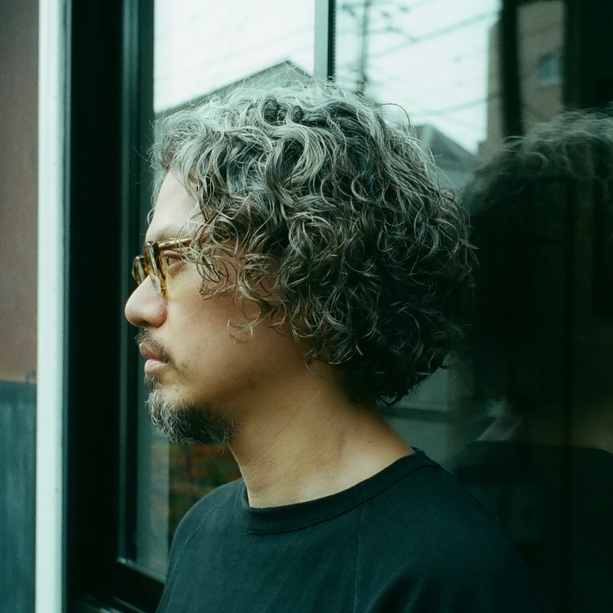 「強めのパーマで存在感を出す」