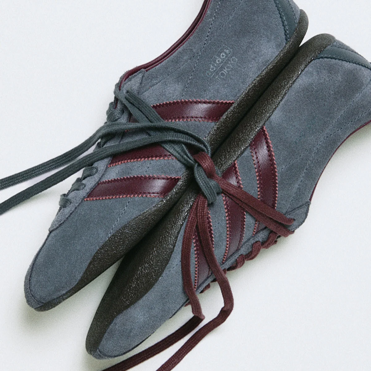 【差がつく大人のアディダス】春スニーカーは白でも黒でもない、グレーが推し。ジャーナルスタンダード別注「トーキョー」が買い 