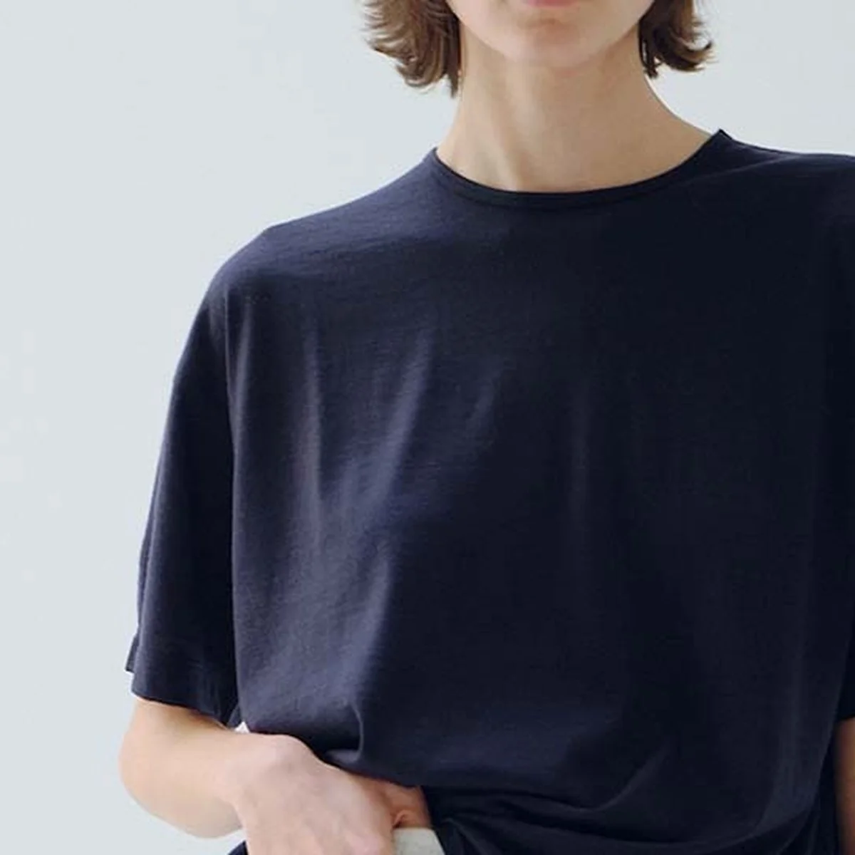 【大人は夏こそ「カシミヤ」】「キャッシュ アンド バルバ」の“夏に着るカシミヤTシャツ”が優秀すぎる！