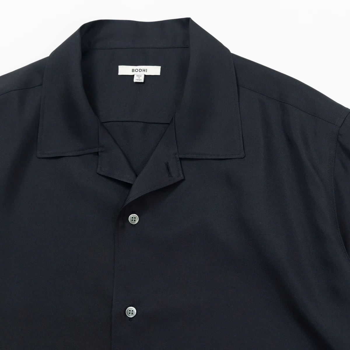 BODHI｜“VACANCES”シルクシャツとショーツのセットアップ